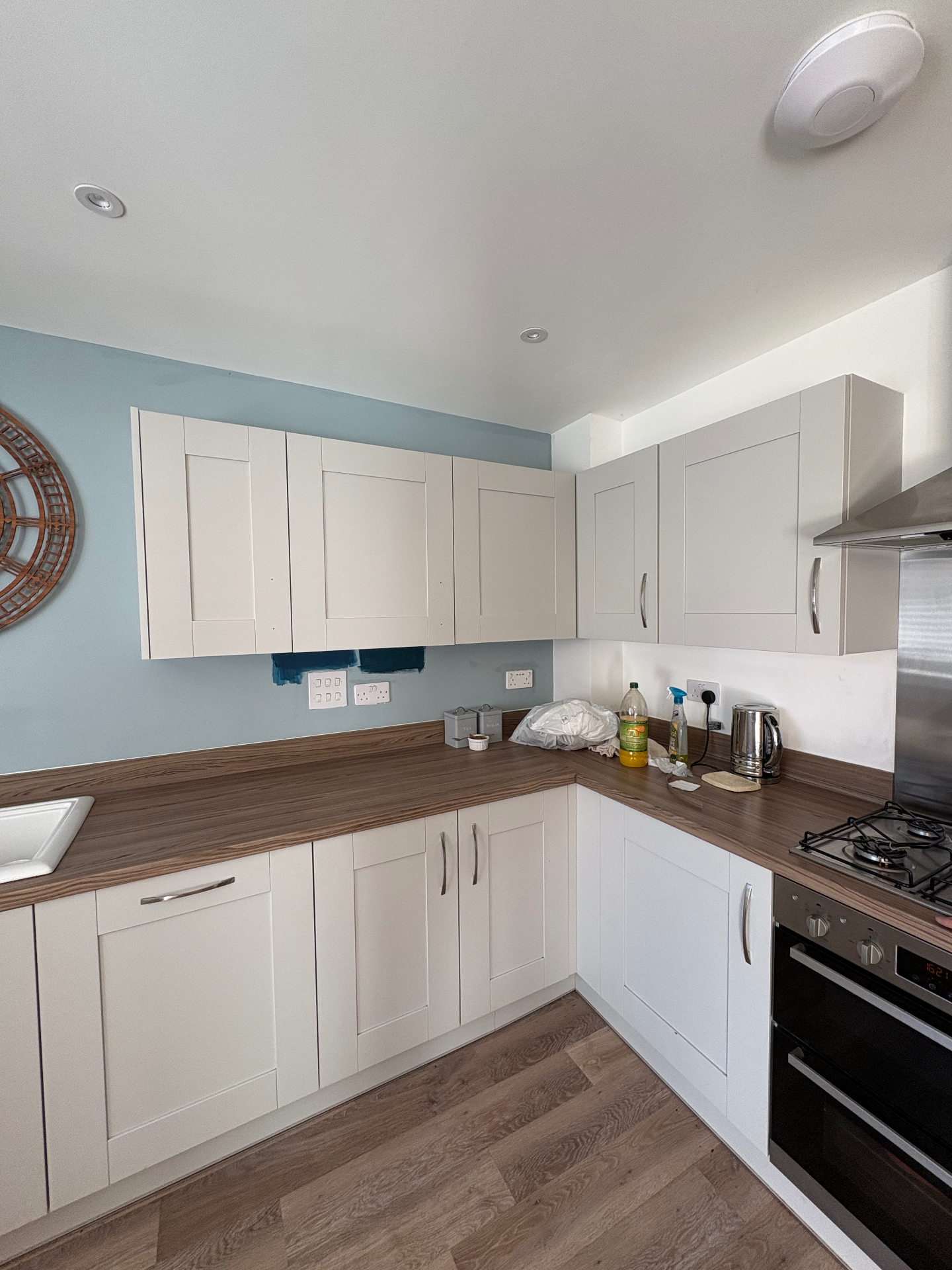 Cream shaker kitchen with wood-effect worktop and gas hob